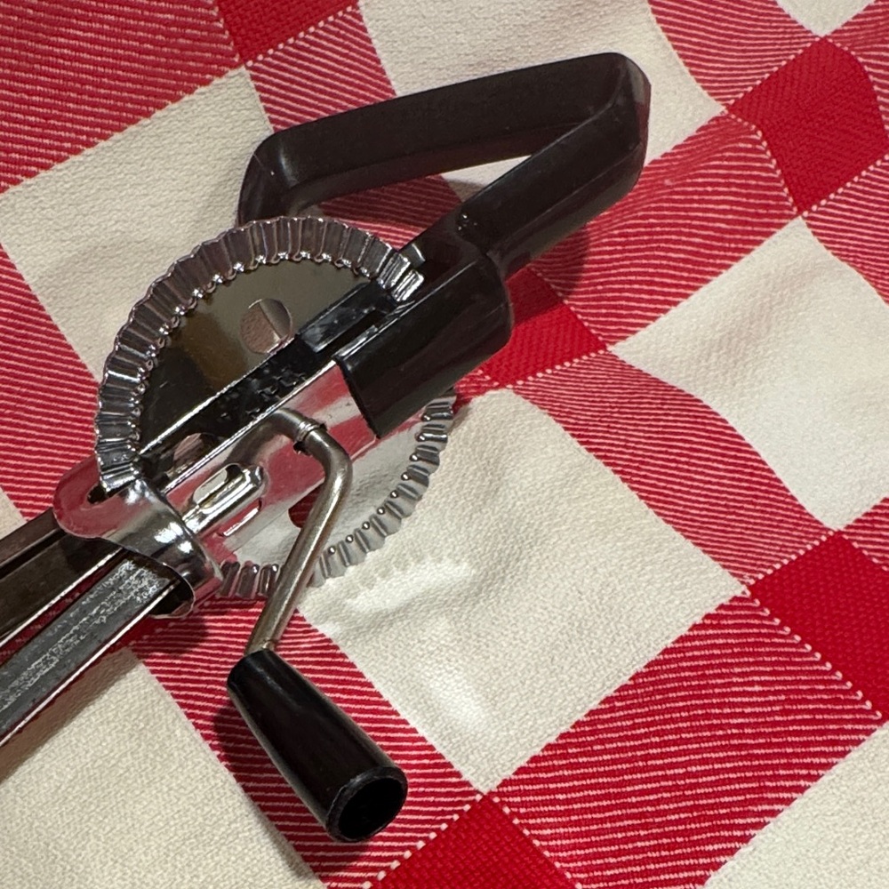Vintage ECKO (per embossing documented) Metal Egg Beater with a Black Handle. - Picture 9 of 16